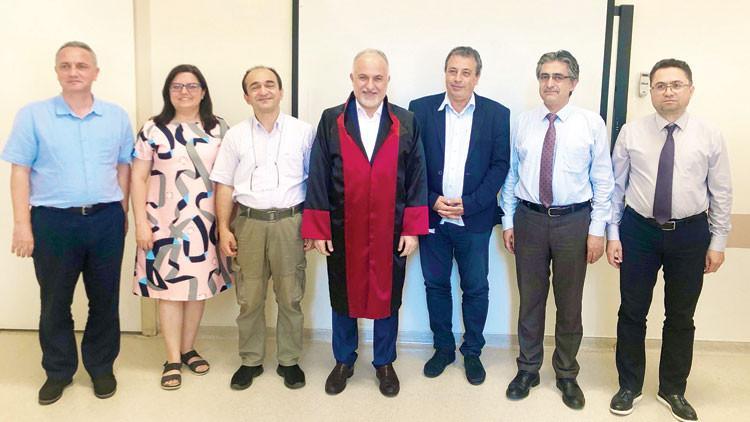Kızılay Başkanı’nın diploma sevinci