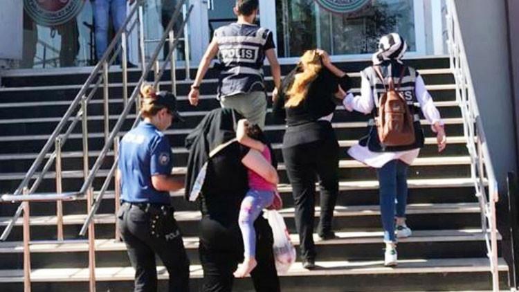 Takı hırsızları düğünde yakalandı!