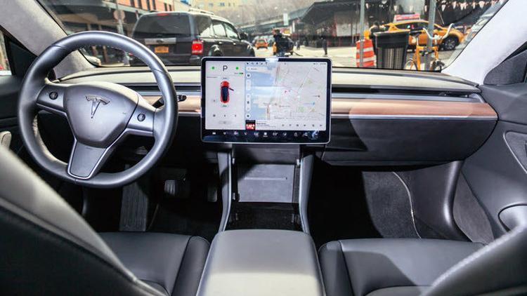 YouTube ve Netflix, Tesla'nın içine giriyor