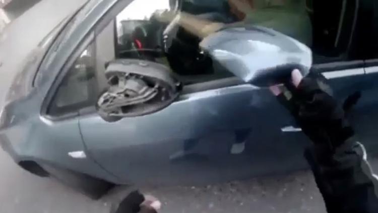 Sinirlendi, tekmeledi, dikiz aynasını parçaladı