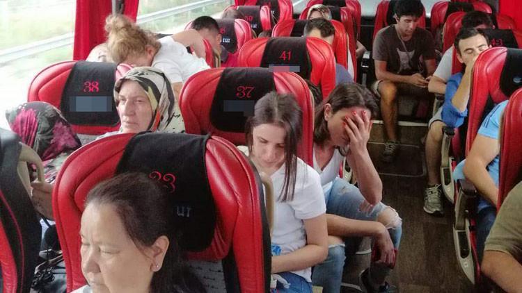 Otobüste boş koltuk olmayınca merdivende yolculuk ettiler!
