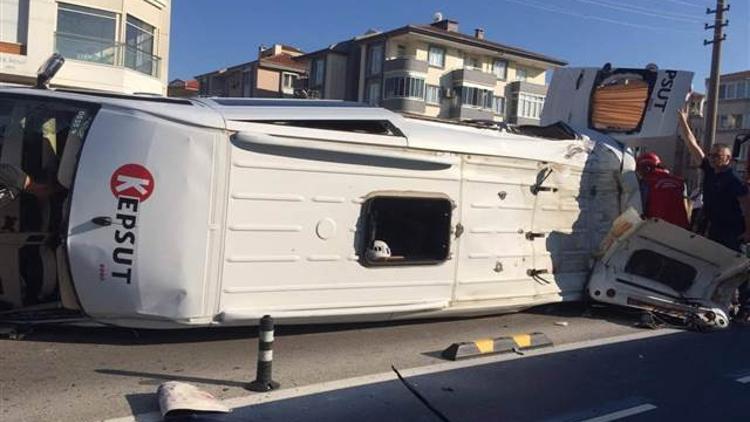 Balıkesir'de minibüsle otomobil çarpıştı: 1 ölü, 12 yaralı