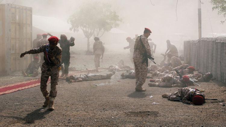Yemen’de geçit törenine füze
