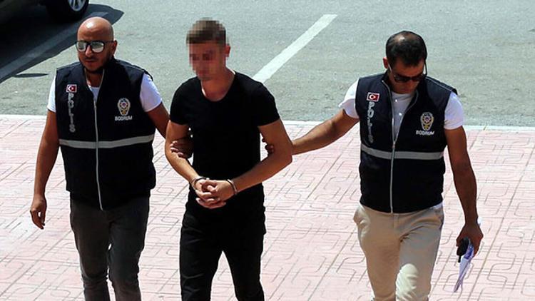 Bodrum'da yakalandı... Evlere girip uyuyanları izlemiş!