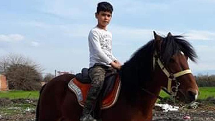 Atın üzerinden düşen Mert ağır yaralandı