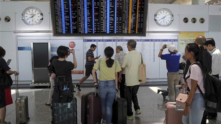 Hong Kong'da grev sebebiyle 200'den fazla uçuş iptal edildi