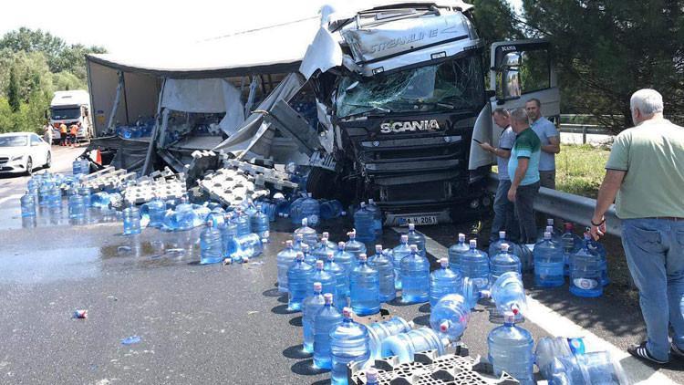 TEM'de kaza! Damacanalar yola savruldu