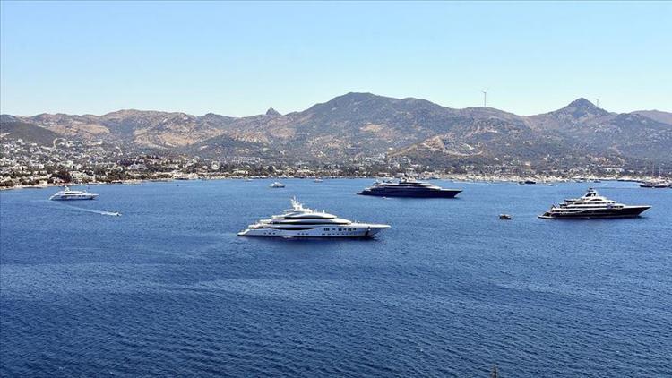 Mega yatlar Marmaris'e demirledi