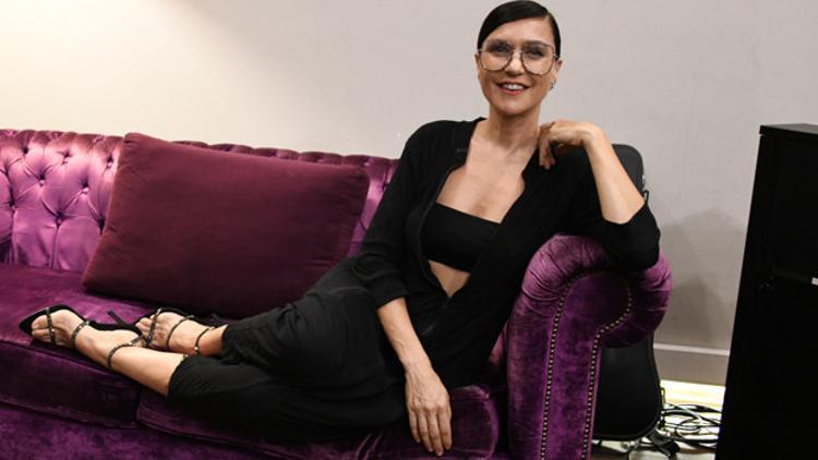 İsterse yatarak söyler