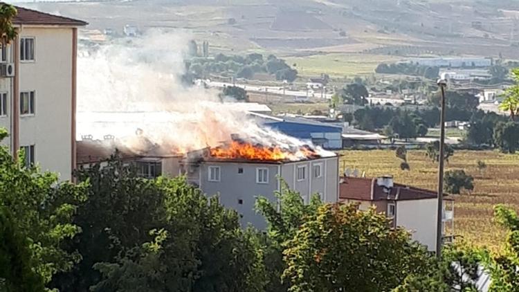 Korkutan yangın! Alevler üç binayı sardı