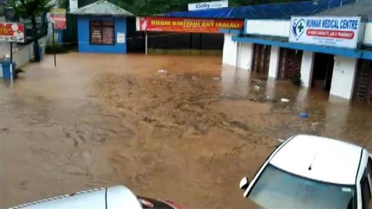 Hindistan’da sel ve toprak kaymalarında onlarca kişi hayatını kaybetti
