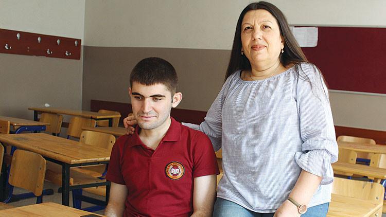 Oğuzhan hukuk okuyacak: Karanlığı sesle aştı