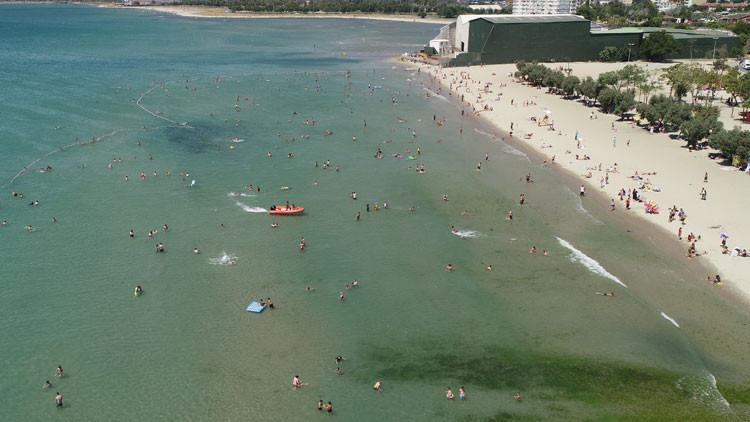 Bayramda İstanbullular Menekşe plajına akın etti