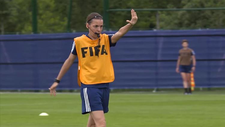Stephanie Frappart kimdir? Süper Kupa finalini yöneterek tarihe geçecek