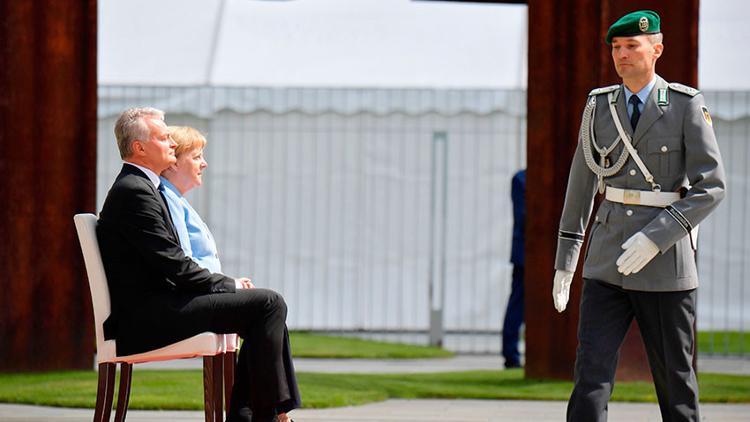 Merkel yine oturdu