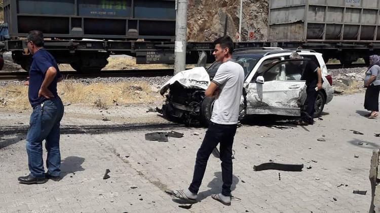 Bayram ziyaretinden dönen ailenin otomobiline tren çarptı: 5 yaralı