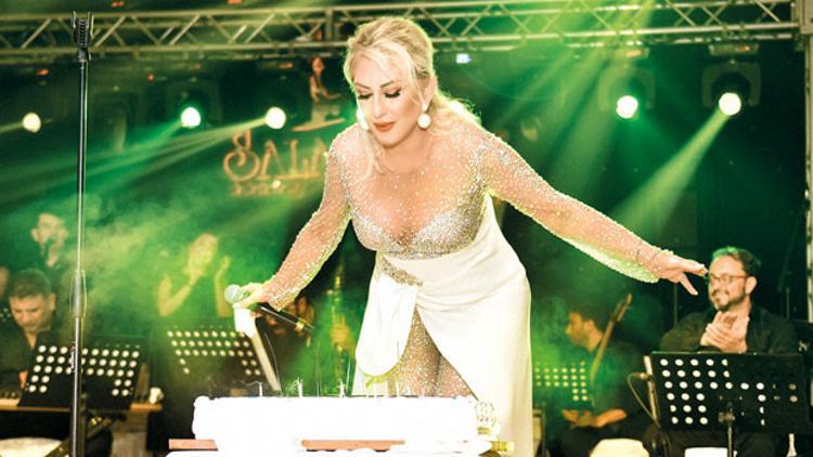 Sahnede kutladı