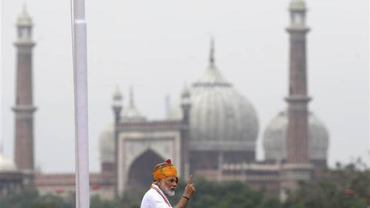 Modi'den bağımsızlık gününde Keşmir savunması