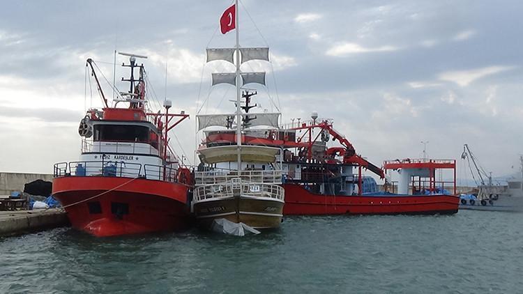 Sinop'ta karaya oturan gezi teknesi kurtarıldı