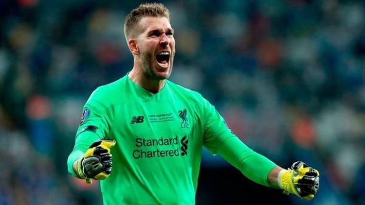İstanbul'da sahaya giren taraftar, Adrian'ı sakatladı! Konu UEFA'ya taşındı...