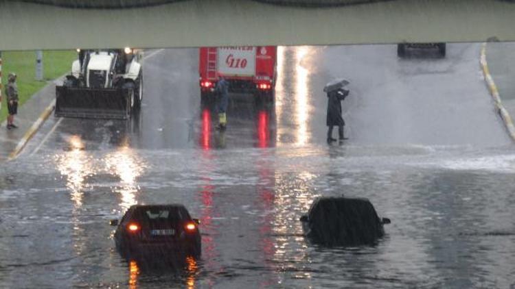 Ataşehir'de araçlar mahsur kaldı