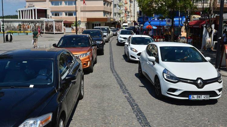 Kuyruk oluştu! Denizde ve karada dönüş trafiği başladı