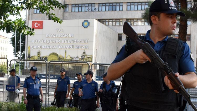 Diyarbakır Büyükşehir Belediyesi'nde flaş gelişme! Yeniden görevden uzaklaştırıldılar...