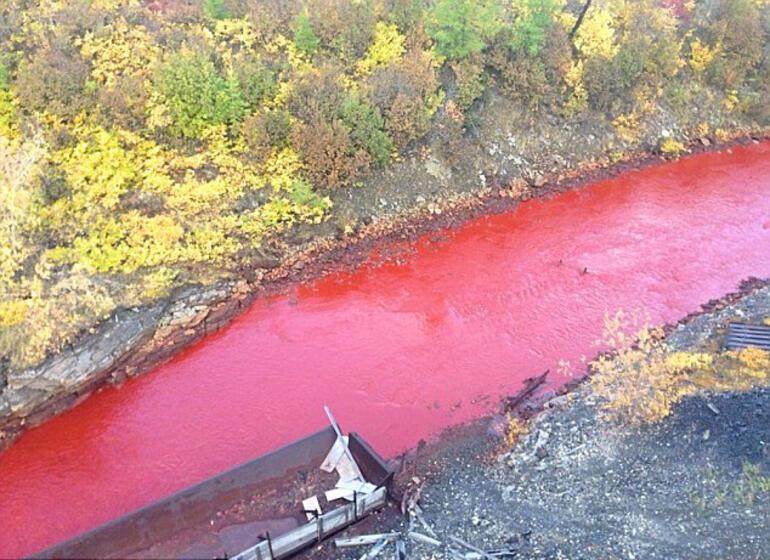 Kan kırmızı nehir görenleri hayrete düşürdü
