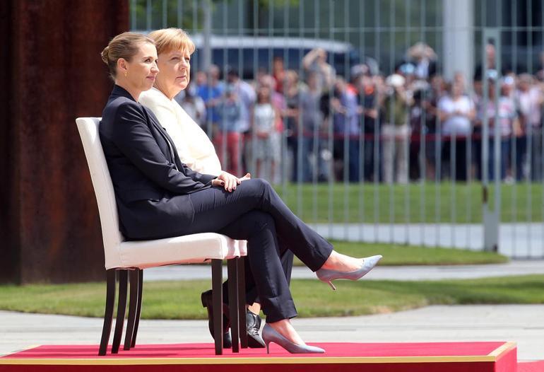 Merkel’in dördüncü titreme krizine sandalyeli önlem