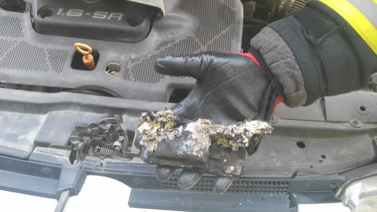 Otomobil içinde patlayan cep telefonu otomobili yaktı