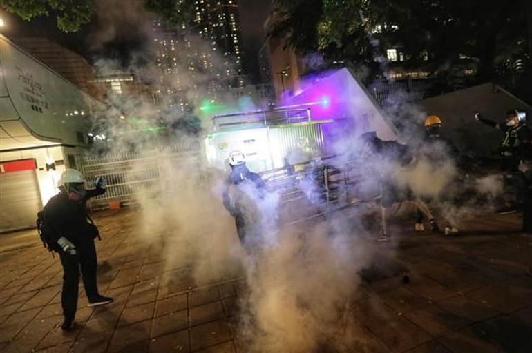 Hong Kongdaki protestolarda polisten sert müdahale