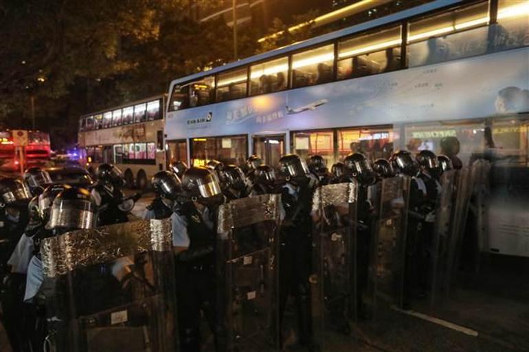 Hong Kongdaki protestolarda polisten sert müdahale