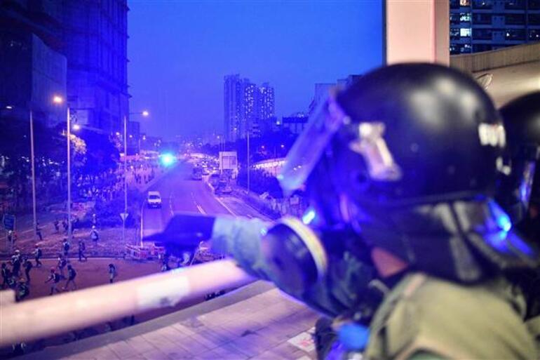 Hong Kongdaki protestolarda polisten sert müdahale