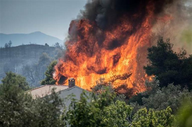 Yunanistan’daki yangın 3 gündür devam ediyor