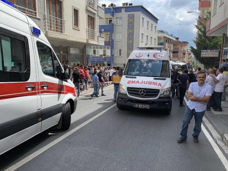 Ümraniyede minibüs ile otomobil çarpıştı; 1i bebek 6 yaralı