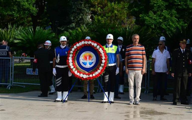 Adana´da 30 Ağustos töreninde çelenk krizi