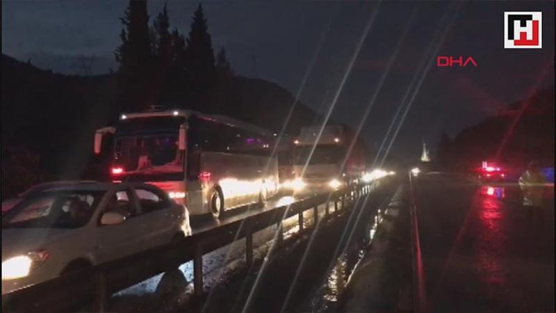 Manisa- İzmir yolu heyelan nedeniyle trafiğe kapandı