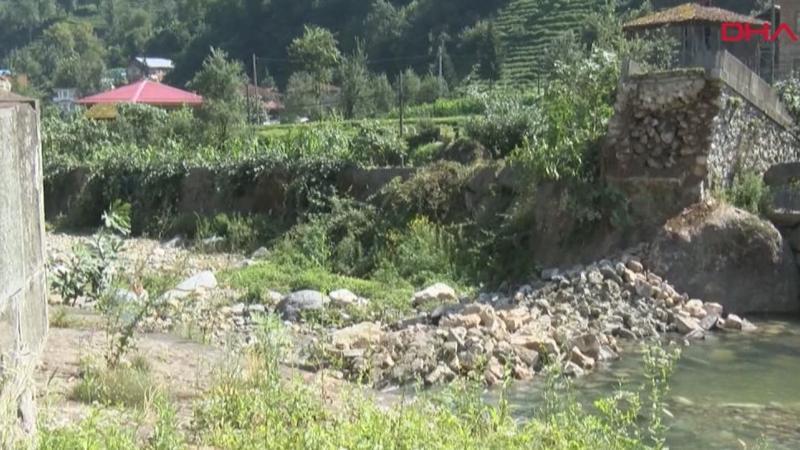 Rize'de 300 yıllık tarihi kemer köprü çöktü