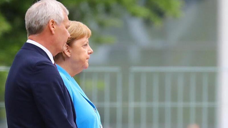 Almanya Başbakanı Merkel yine titredi