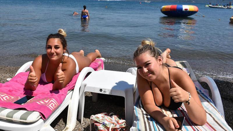 Marmaris'te gündüz plajlar gece sokaklar doldu