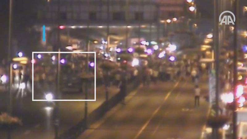 Darbeci askerlere yardıma giden tankı önüne yatıp durdurdular