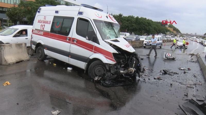 D-100 Karayolu'nda ambulans kaza yaptı: 3 yaralı