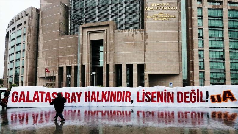 Sar-kırmızılı taraftarlar adliyeye akın etti