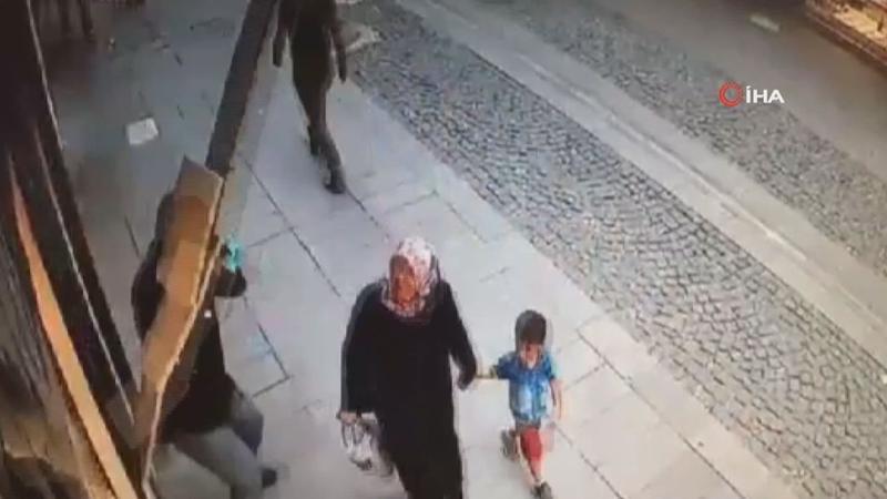 Anne ve oğlu duvardan kopan mermerden son anda kurtuldu