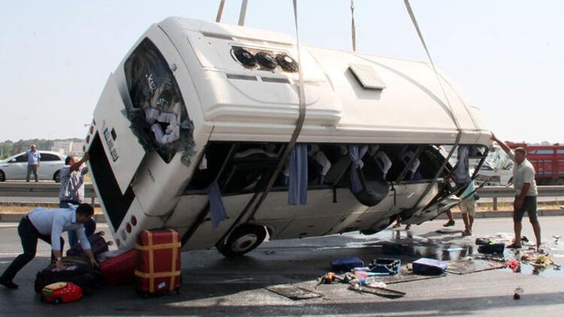 Manavgat'ta tur midibüsü devrildi