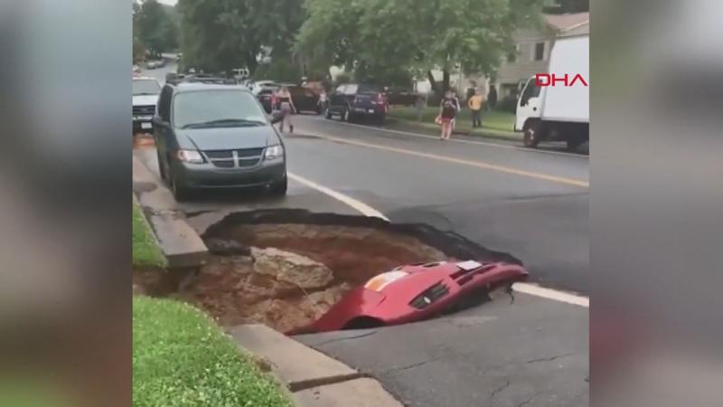 ABD'de çöken yol, otomobili böyle yuttu