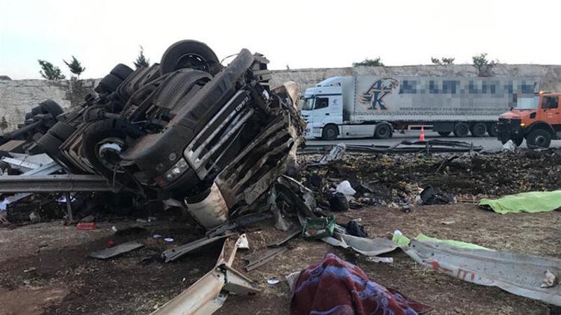 Gaziantep'te limon yüklü TIR devrildi