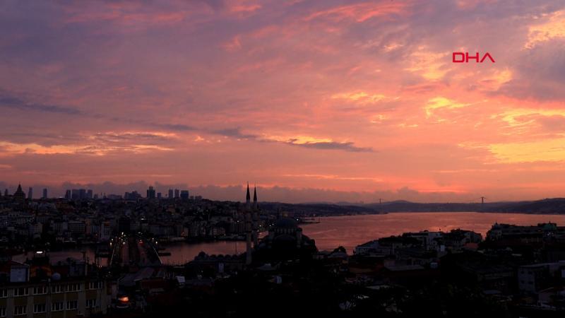 İstanbul'da gün doğumu gökyüzünü kızıla boyadı