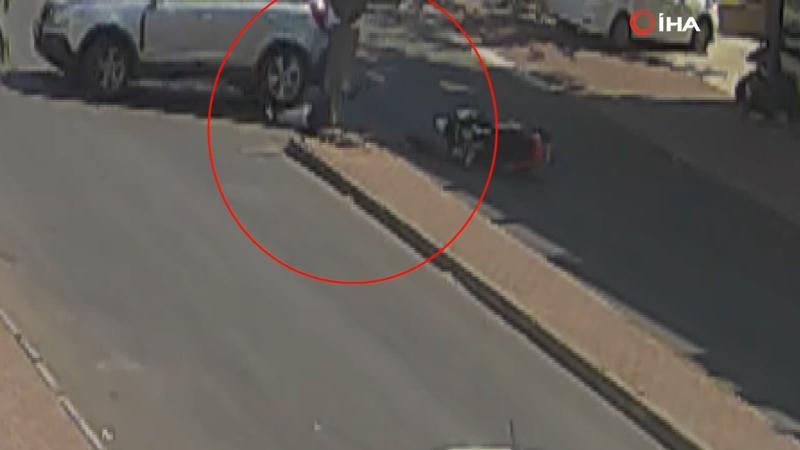 Otomobilin kafasının üzerinden geçtiği an kameralara yansısı