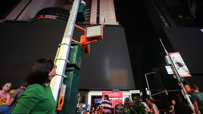 Manhattan'da elektrik kesintisi hayatı felç etti